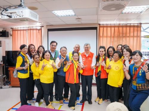 行政院長陳建仁視察春日文健站 與長輩溫馨共餐 屏縣文健站佈建率超越百分百 創造部落就業機會